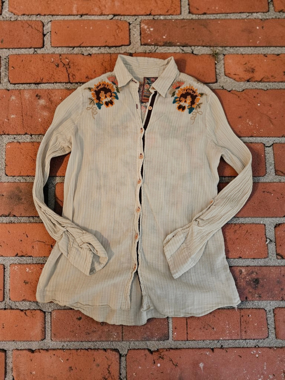 Johnny WAS Embroidered Cream Button-Up Shirt - Women's Casual Shirt. Sz S.